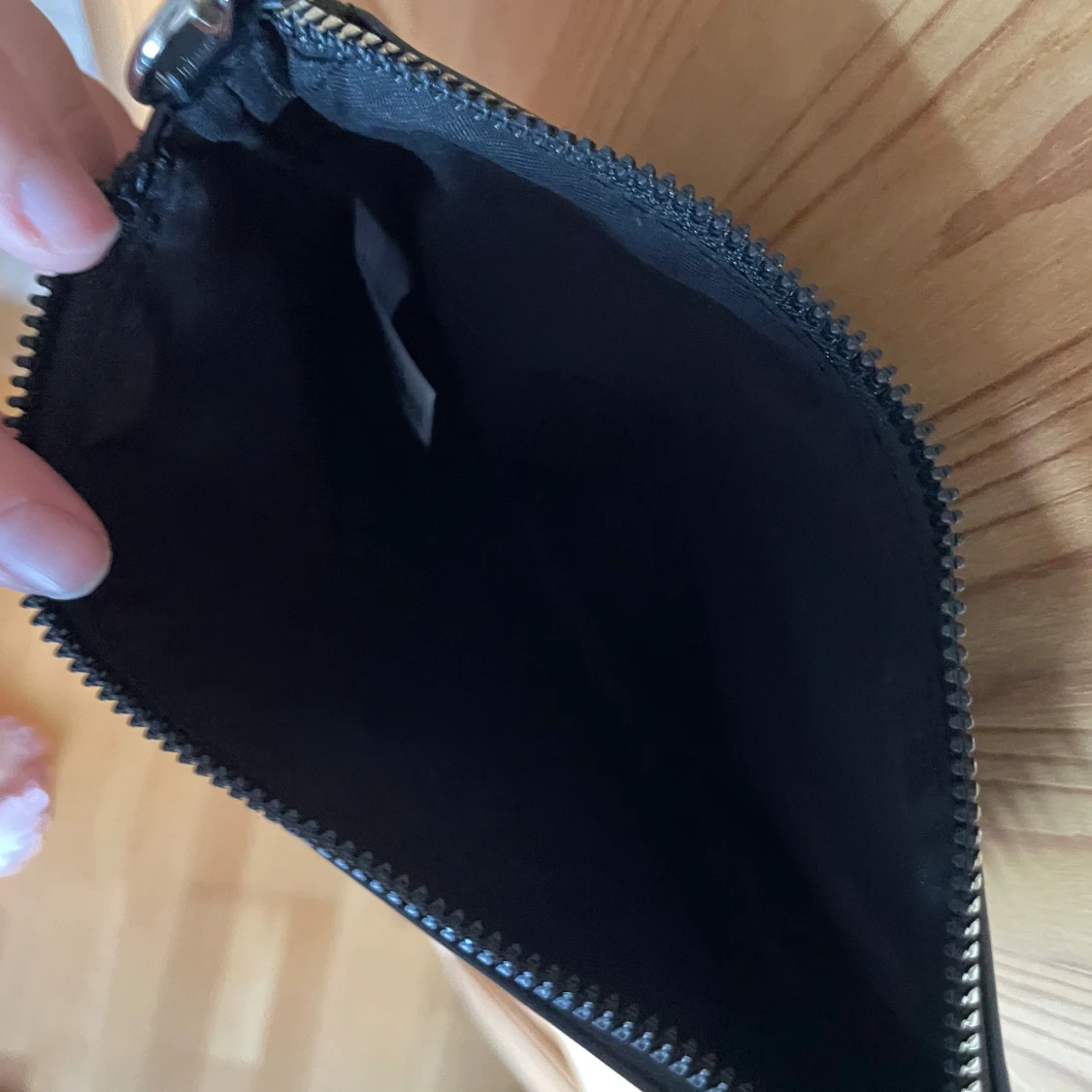 Svart axelväska med kedja och nitar - 1