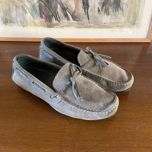 Grå/Gröna Loafers - Snygga loafers från i grå/grön mocka med klassisk seglarsko-look. Storlek 43. Pris 299 eller kom med bud!