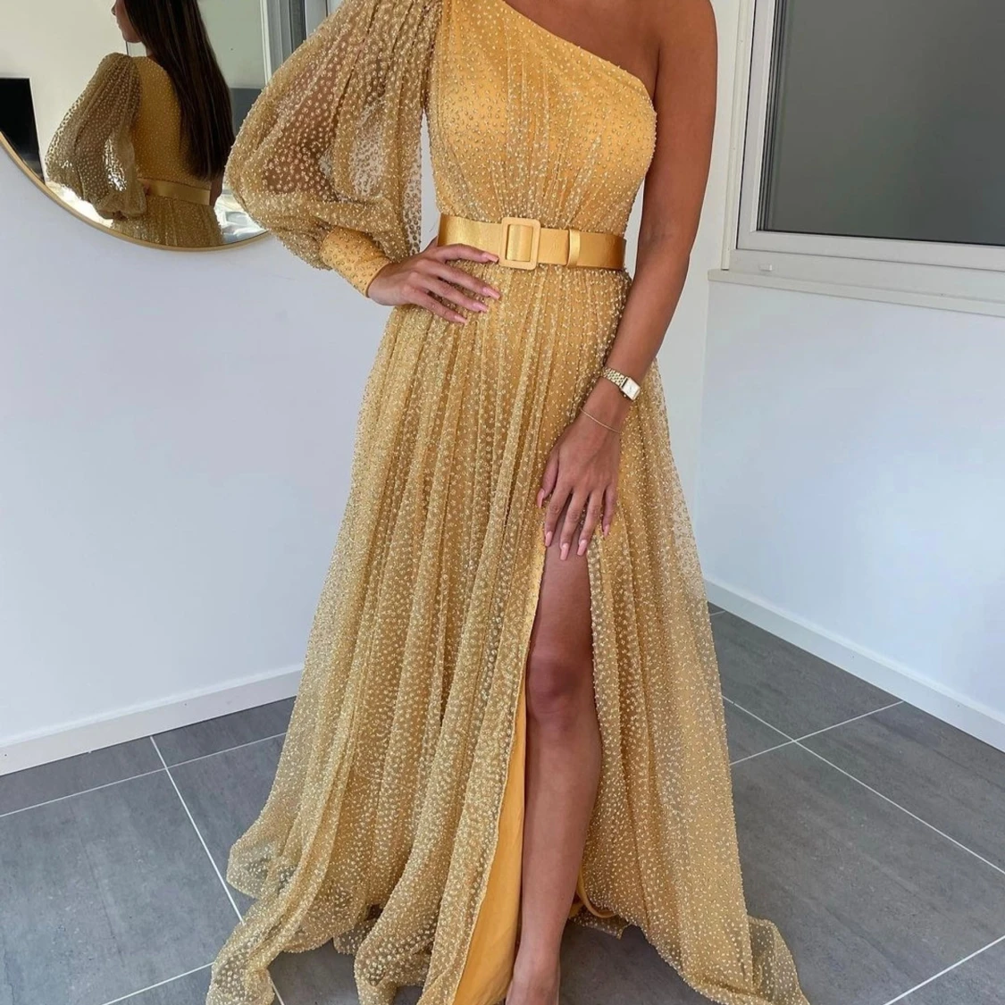 Gul långklänning med bälte och slits - 1