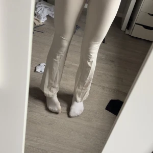 Ljus gula  bootcut byxor från Gina Tricot - Säljer ett par ljusgula bootcut byxor från Gina Tricot i storlek XXS. Byxorna har hög midja och är gjorda i ett mjukt och stretchigt material som sitter tajt upptill och släpper ut vid benen. Perfekta för en chill och trendig look. Säljer pga för kort i längden 