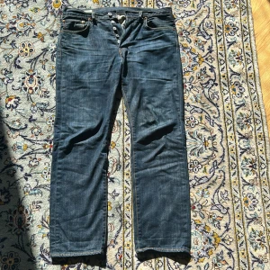 Levis 501 - Tja! Säljer nu ett par asfeta Levis 501’s i storleken 31/30. Jeansen har inga hål eller defekter men har lite missfärgningar men det är inget som syns. Hör av dig vid minsta lilla fundering:)