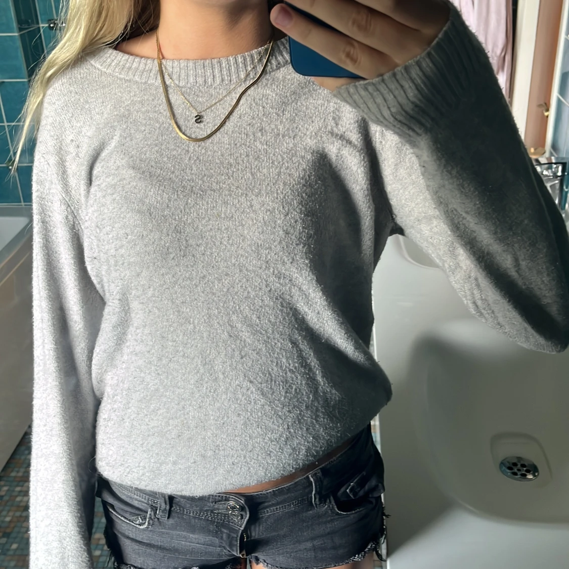 Ljusgrå stickad tröja med rund hals