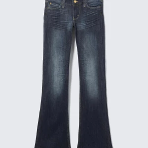 Cheap Monday jeans - Helt nya mörkblåa lågmidjade bootcut jeans med lappen kvar från Cheap Monday. De är endast testade 1 gång och är väldigt stretchiga 💞💞