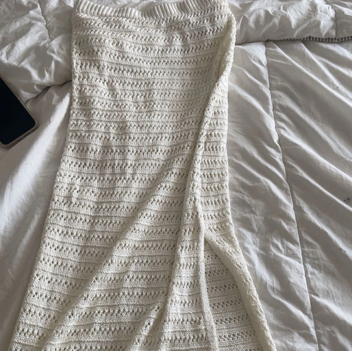 Vit stickad långkjol med slits