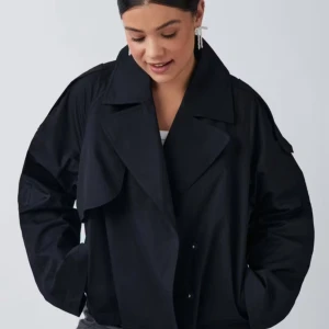 Short trench coat - Svart croppad trench coat från Gina Tricot med breda slag, lång ärm och coola axeldetaljer. Perfekt nu till hösten, och dessutom knappt använd. Ordinarie pris är 699kr💗🤗