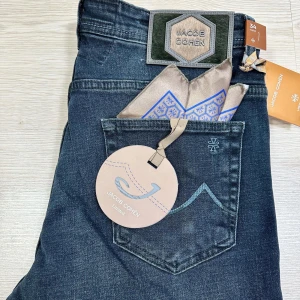 Jacob Cohen mörkblå jeans  - Snygga mörkblå jeans från Jacob Cohen med snygga exklusiva detaljer. Jeansen är helt nya med tags och allt. Det finns i storlek 34,32 och 33  hör av er vilken storlek ni vill ha. 