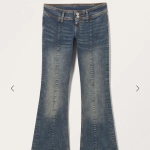 Blå bootcut jeans från Monki. - Blå bootcut jeans med lågmidja i storlek 20/32 och har sytt upp dem så de passar mig som är 157cm lång men man kan sprätta upp dem ❤️