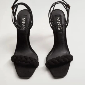 Skitsnygga klackar mango strl 36, ord 699:- - Säljer dessa skitsnygga klackar frän Mango Ord 699:- Strl 36 Endast använda vid ett tillfälle, som nya