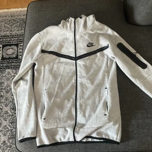 Nike tech - Säljer min brosas Nike tech då han vill bli av med den, den e använd men är i bra skick! Postar samma dag! Frågor? Bara att skriva🩷den är medium men skulle säga lite närmre Strlk s
