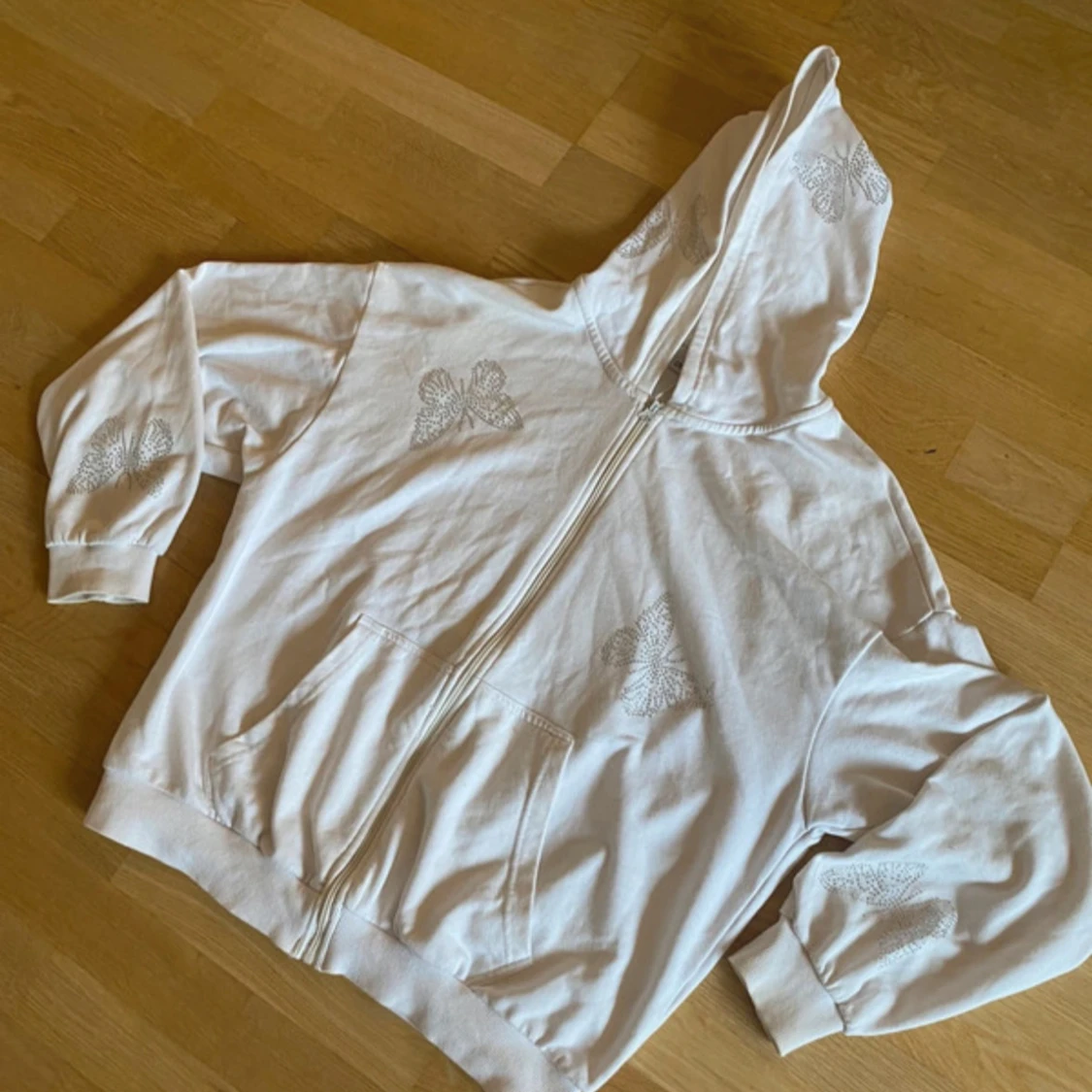 Vit hoodie med strassfjärilar - 2