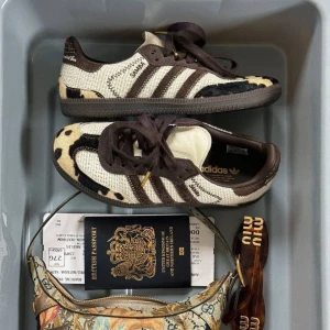 Adidas Samba x notitle  - Unika Adidas Samba sneakers i beige och brunt med ko-inspirerat mönster. Väldigt unika och svåra att få tag på därav pris