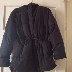 Jacka säljs  - Den är bra skick har använts fåtal gånger 