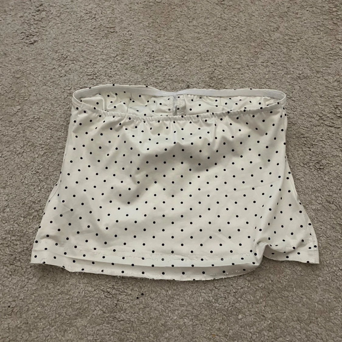 Vit prickig bandeau tubtopp med knyt - 1