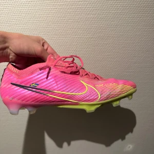 Nike fotbollsskor  - Storlek 44,5. Skick 6/10.