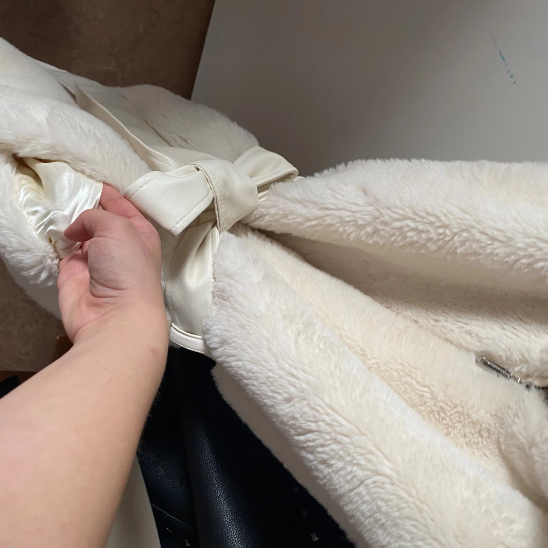 Vit pälsväst med läder bälte  - 4