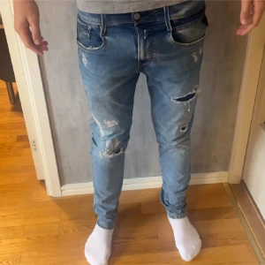 Replay Jeans me slitningar  - Replay anbass i bra skick 