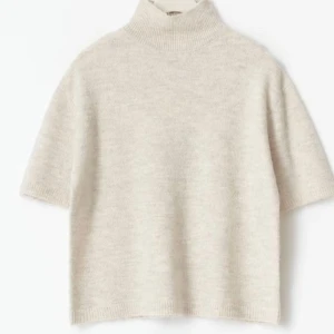 Beige polotröja  - Supermjuk beige polotröja med korta ärmar och rak passform. Tröjan är stickad och har ribbade detaljer vid hals, ärmslut och nederkant. Perfekt för höst och vår🍁Helt oanvänd, prislappar kvar!