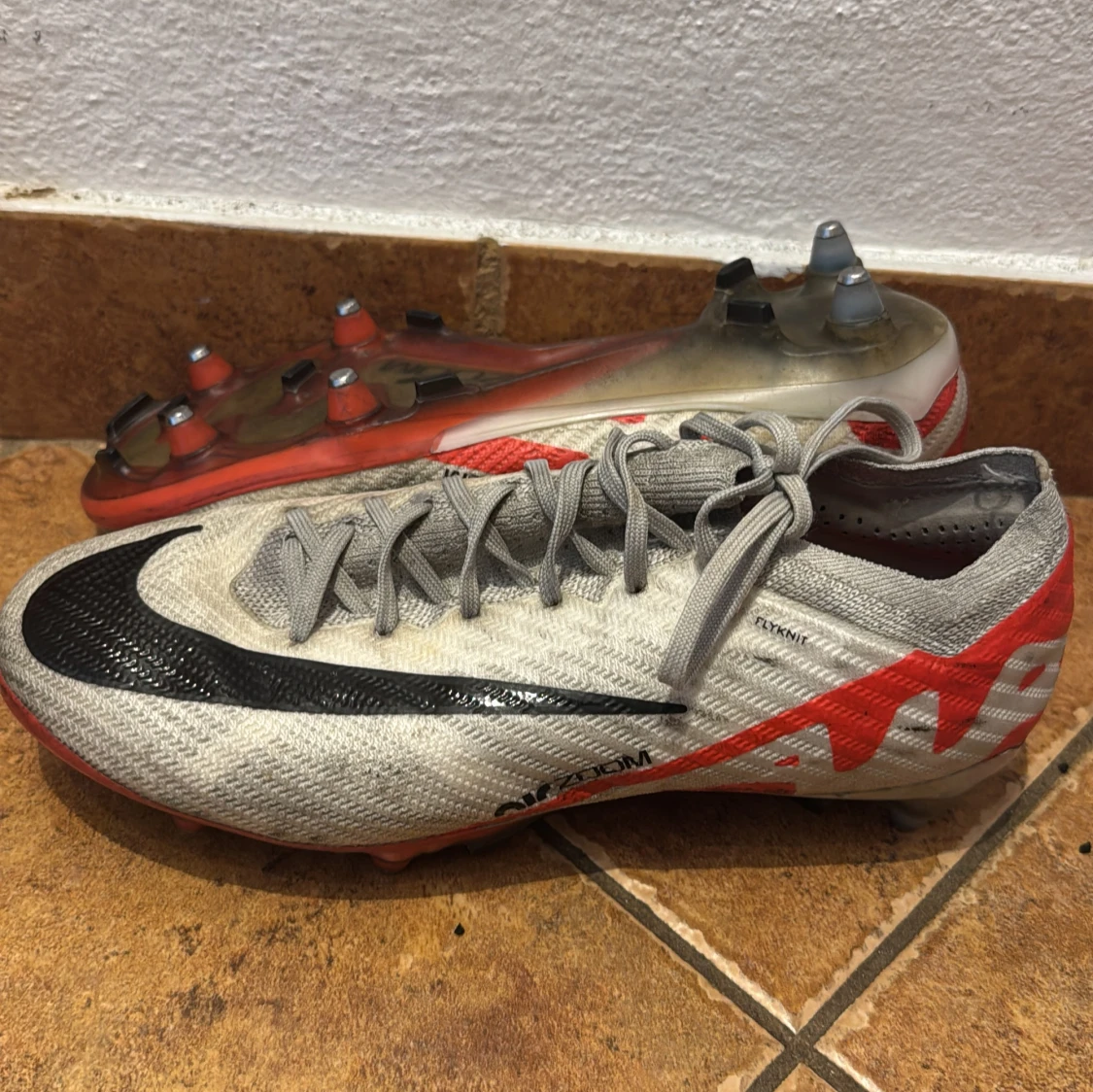 Nike fotbollsskor i grått och rött - Nike Court Zoom Vapor 15 - 2