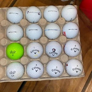 Golfbollar (Pro V1, Callaway, Vice) - Ett paket med blandade golfbollar från kända märken som Callaway, Titleist Pro V1 och Vice. Perfekt för dig som vill ha kvalitetsbollar till nästa golfrunda. Passar både nybörjare och erfarna golfare som vill ha variation.