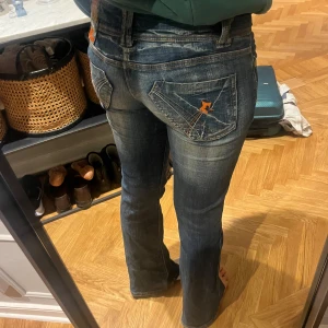 Skit coola jeans - Jätte fina extra mycket nu till hösten. Midjemått 38cm och dem är lite korta på mig som är 177cm!  UNIKA!