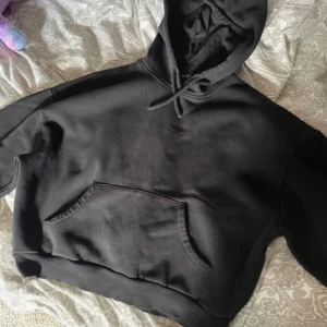 Svart hoddie - Svart hoddie från Lindex, har använt  ganska mycket men fortfarande i bra skick. Säljer då den är för liten.