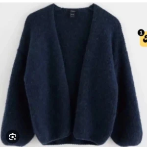 Mörkblå stickad kofta - Mysig och oversized mörkblå stickad kofta med öppen front, från Lindex storlek xs-s