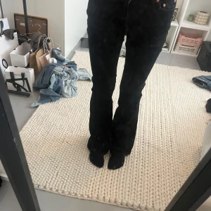 Svarta bootcut jeans från Gina  - Säljer ett par svarta bootcut jeans Gina. Kan gå ner i pris 