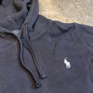 Ralph Lauren hoodie - Tja säljer den här feta raffe hoodien, nästan helt nytt skick, använd två gånger och tvättad en gång. Inga defekter och den är väldigt sällsynt så var snabba! Skriv till mig direkt med andra frågor 😁🫶