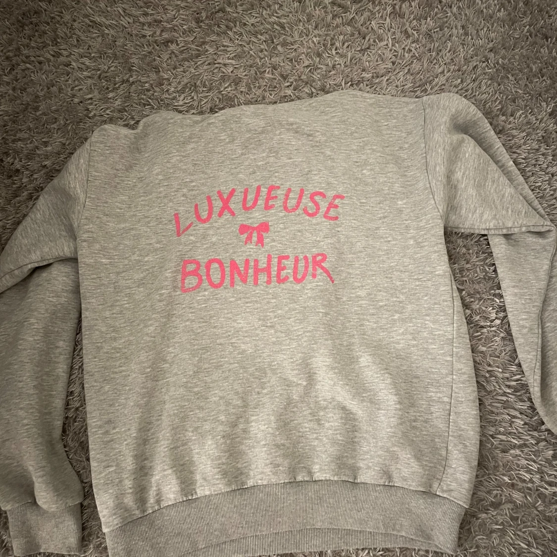 Grå hoodie från Gina Tricot med tryck - 1