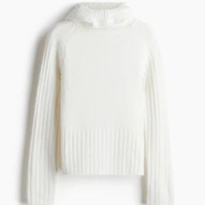 Vit stickad hoodie med huva - Supermjuk och stilren vit stickad hoodie med huva. Jättesöt och mysig, aldrig använd bara testad 