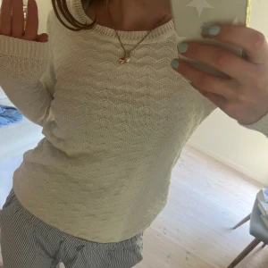 Vit stickad tröja - Supersöt vit stickad/virkad tröja! Skriv för frågor eller prisförslag ❤️😇