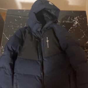 Sail Racing Vinterjacka  - Säljer min Sail Racing vinterjacka då den ligger bara och samlar damm. Jackan är i fint skick, sparsamt använd och har inga skador eller så. Jackan är i storlek S men kan även passa M för att den är stor i passformen. Om du är intresserad eller har frågor så är det bara att höra av dig🤝