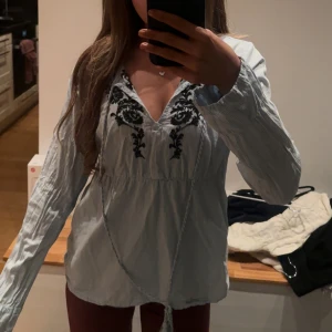 Blå blus - Fin blå blus som inte kommer till användning 🩷