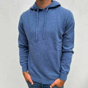 Kashmir/Merino hoodie - Blå Kashmir/Merino hoodie | Storlek M | Modellen är 177cm lång, passar lite längre | Endast testad, därför grymt skick | Hör av dig vid frågor🌟