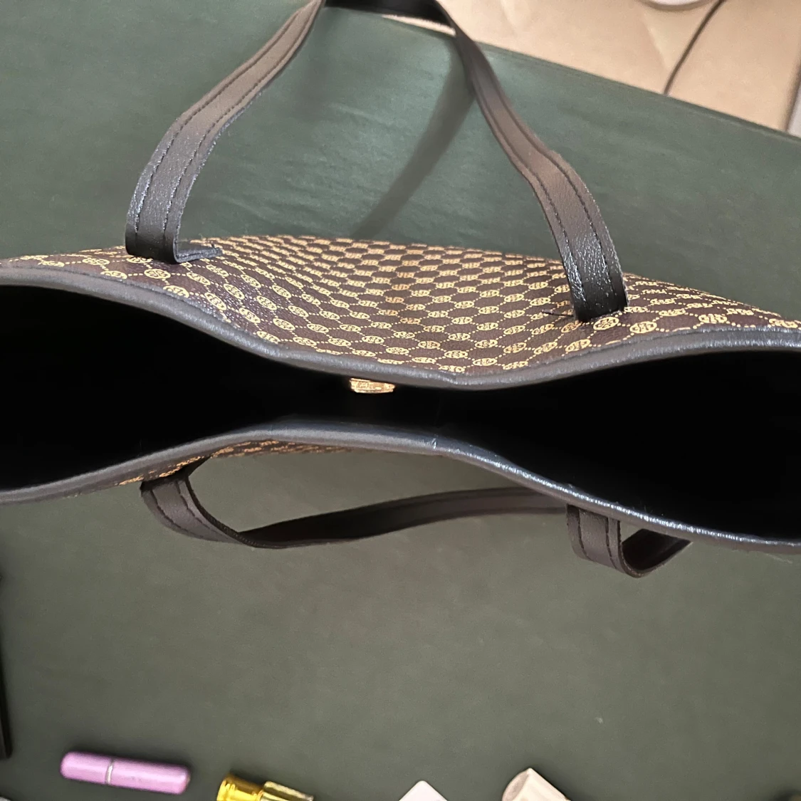 Svart och guldmönstrad axelväska - 3