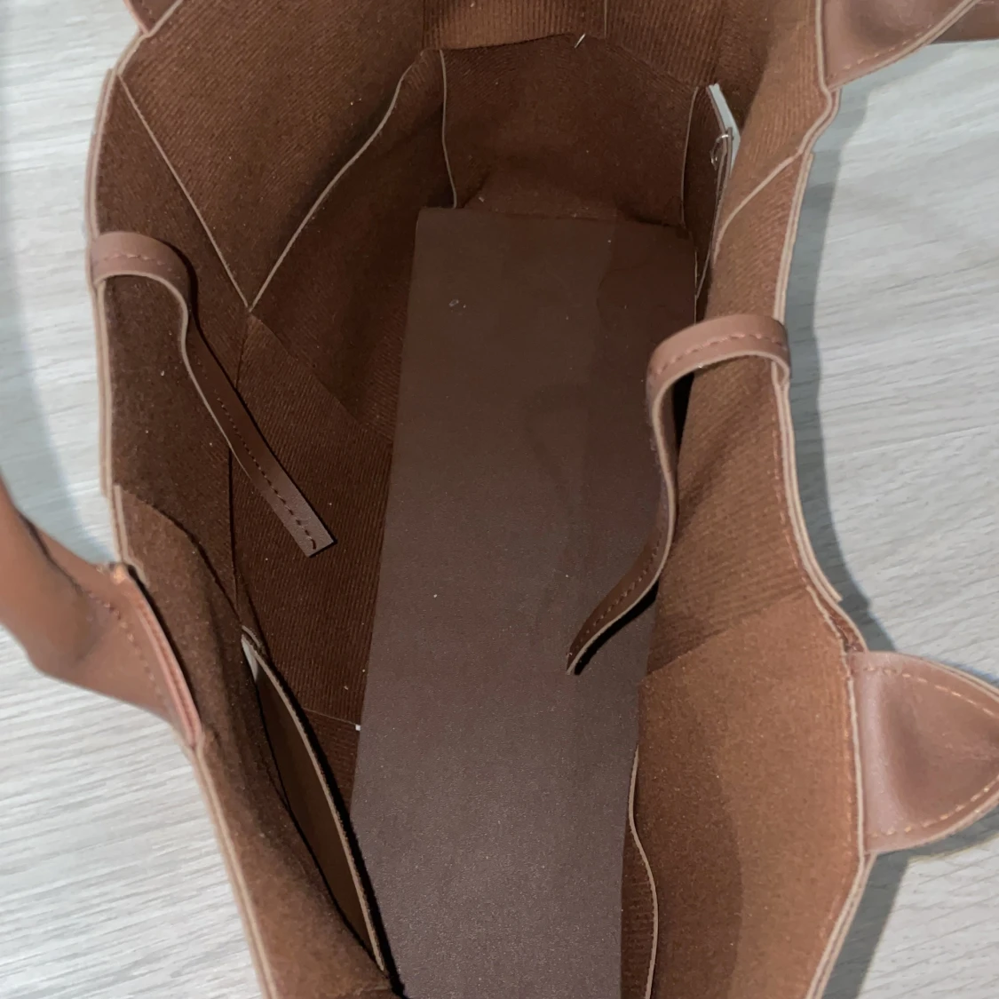 Brun shoppingväska i flätad skinnlook - 1