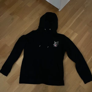 Hoodie  - En svart hoodie från Zalando från märket yourturn använd 1 gång skrivvvid fler funderingar storlekar XS 