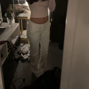 Bikbok kostymbyxor - Vita kostymbyxor med lågmidja från bikbok, för små för mig