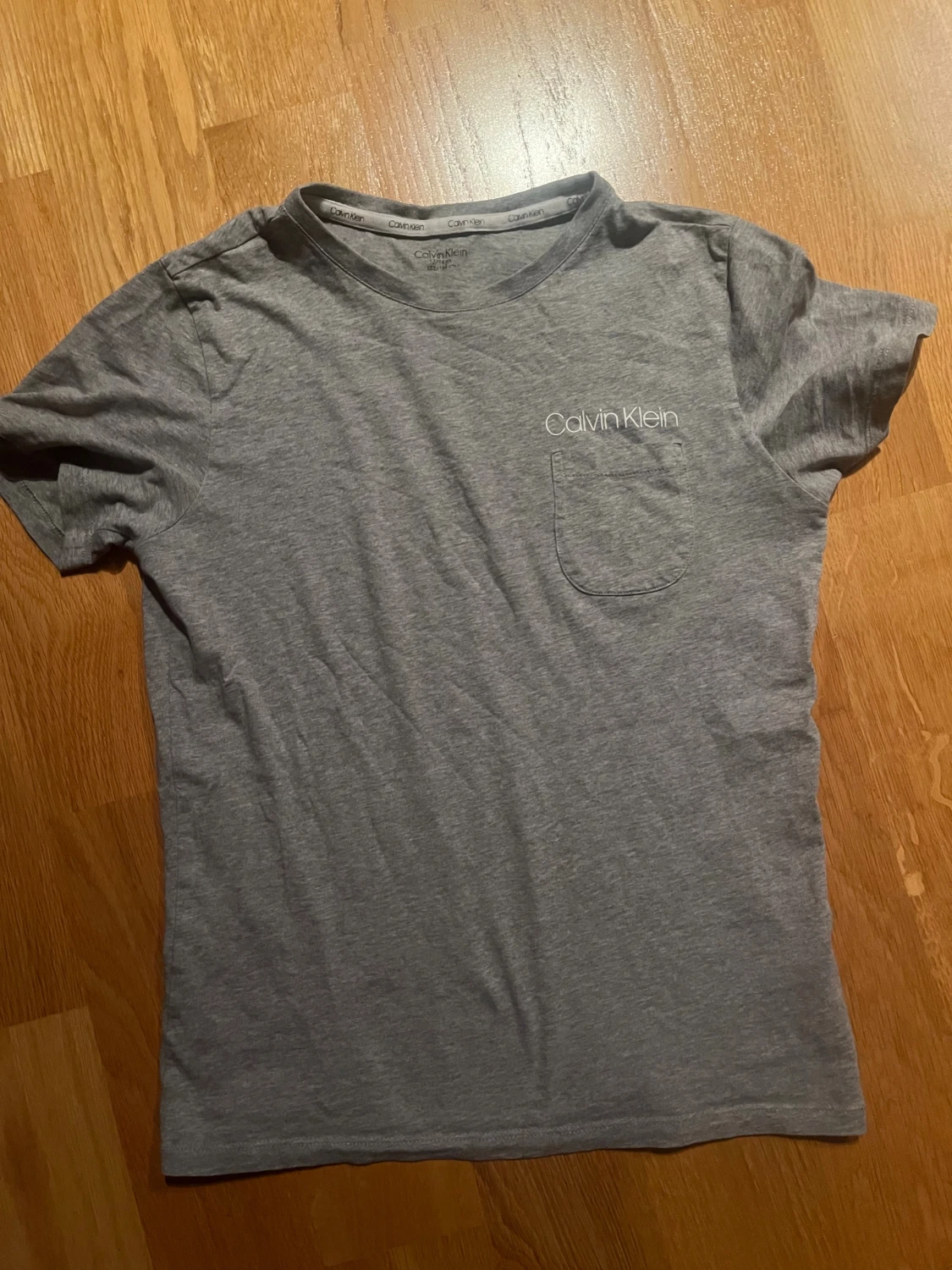 Grå Calvin Klein t-shirt med ficka