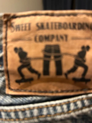 Sweet Skateboarding Company jeans - Snygga ljusblå jeans från Sweet Skateboarding Company med klassisk femficksdesign och raka ben. Jeansen har en cool tvättad look och är tillverkade i slitstarkt denim. Perfekta för dig som gillar streetstyle och skate.