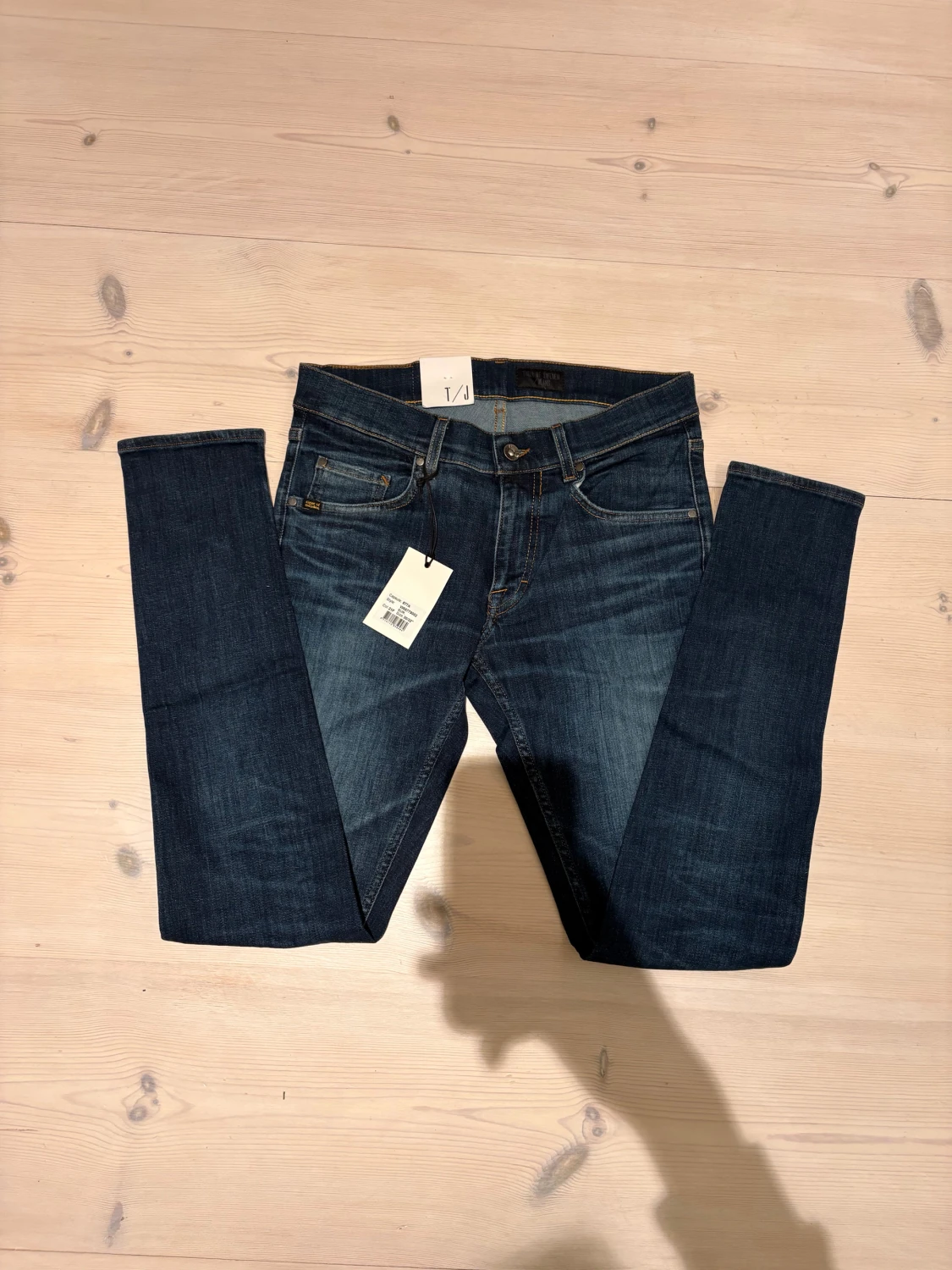 Tiger of sweden mörkblå jeans med slitningar - 1