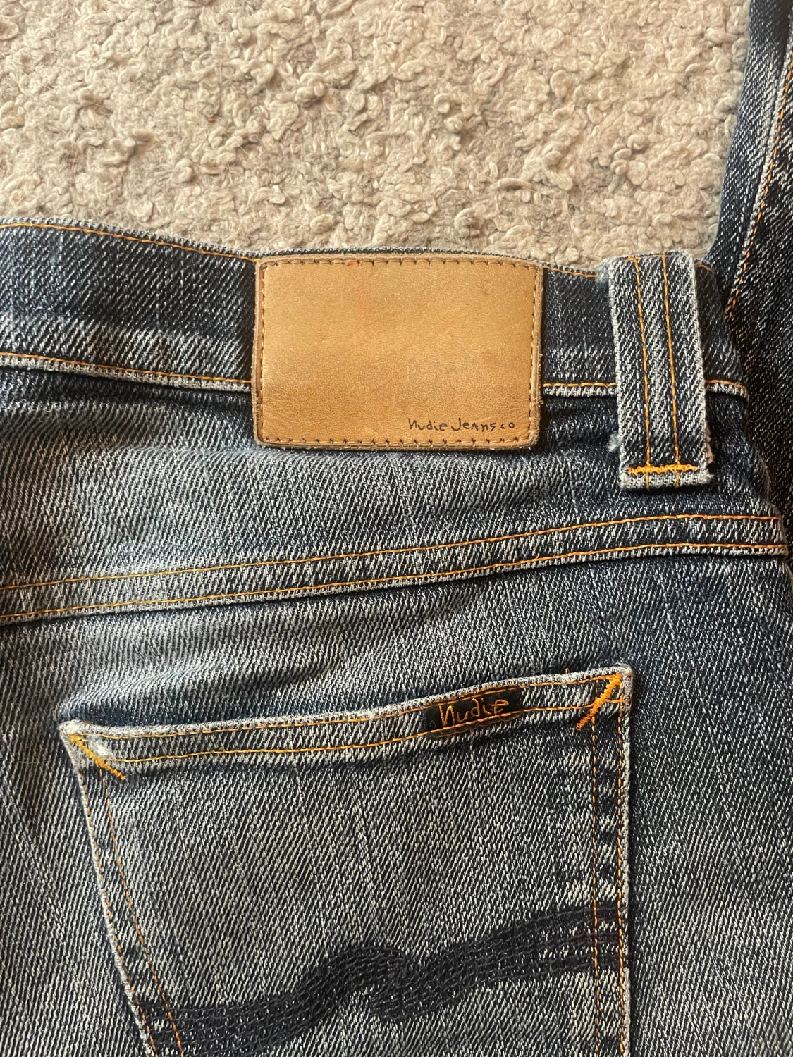 Blå slitna jeans från Nudie Jeans - 2