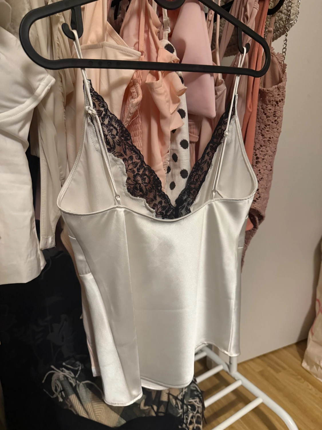 Vit satin linnetopp med spets - 2