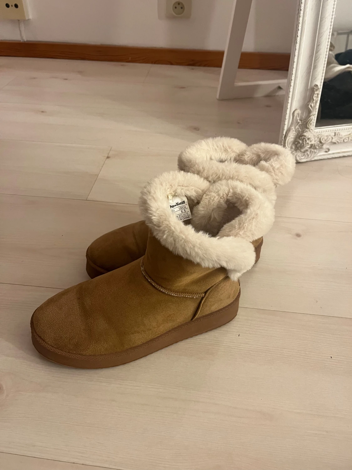 Beige pälsfodrade boots