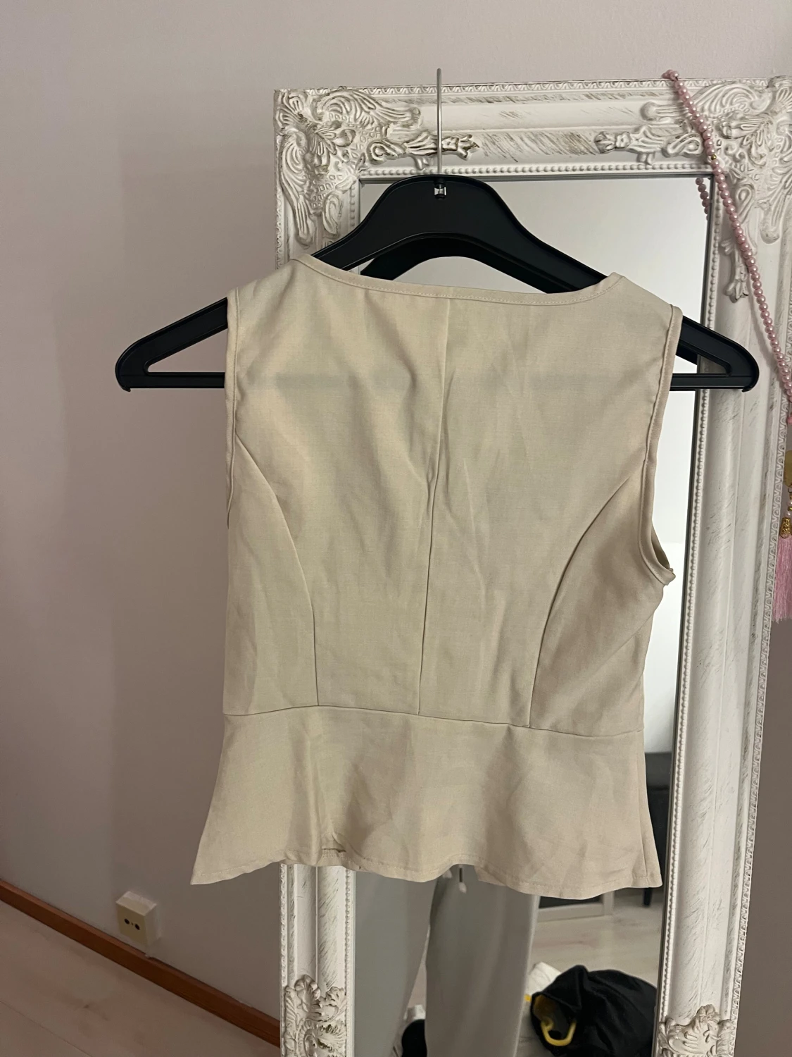 Beige väst med knappar och v-ringning - 2