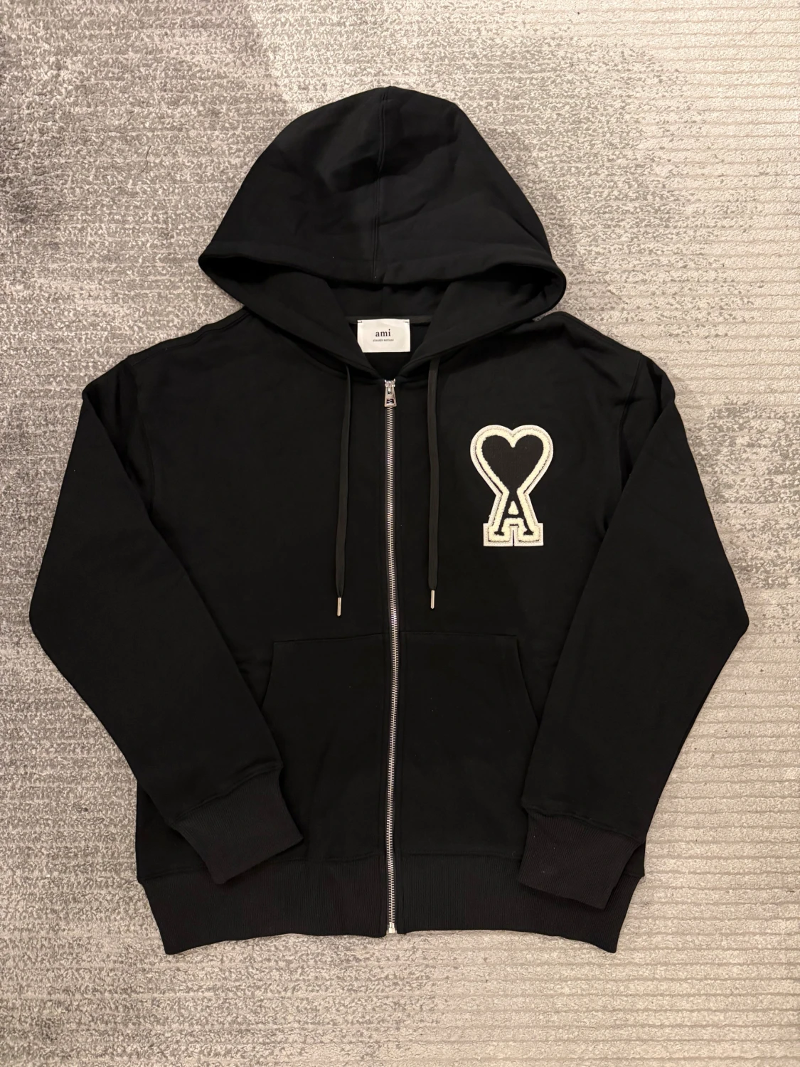 Svart hoodie med dragkedja från Ami