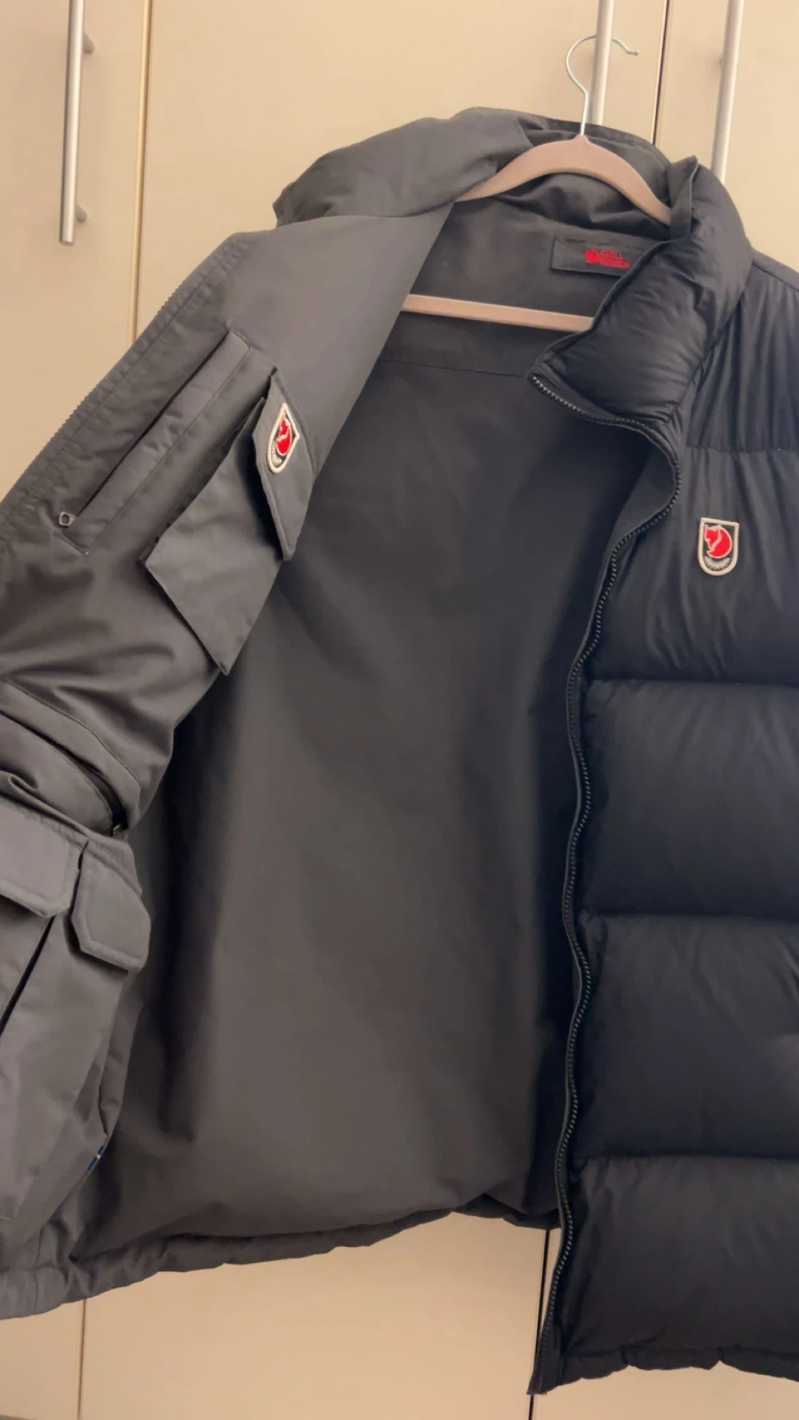 Svart dunväst från Fjällräven - 1