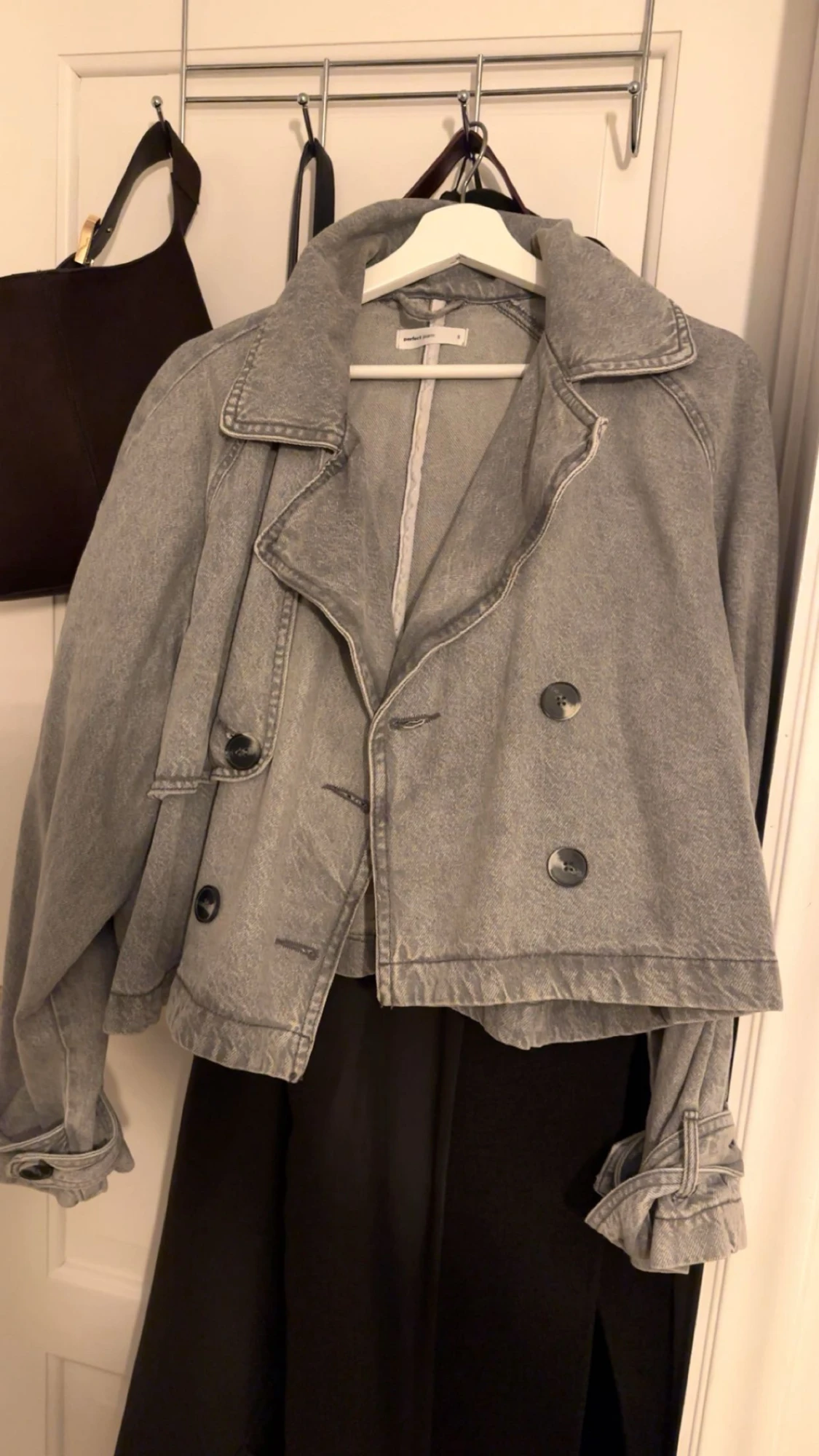 Grå croppad jeansjacka med knappar