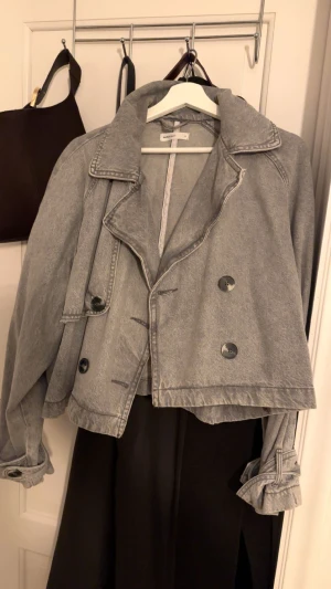 Grå croppad jeansjacka med knappar - Säljer min fina jacka i storlek S. 