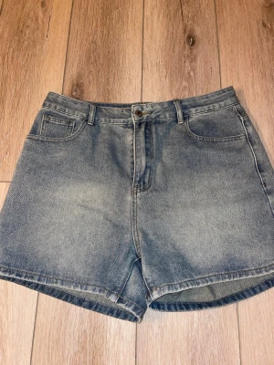 Blå denimshorts från shein  - Shortsen är från shein aldrig använda storlek xl men hade nog mer sagt L